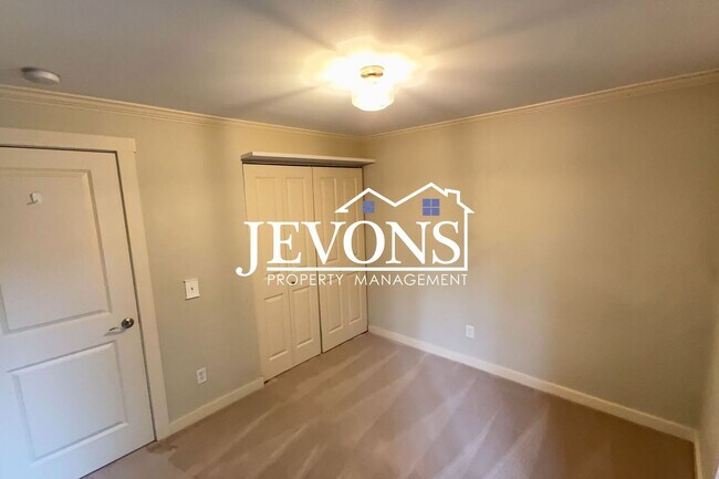 Building Photo - Available Now - 2BR/1.5BA Condo in Kirkland