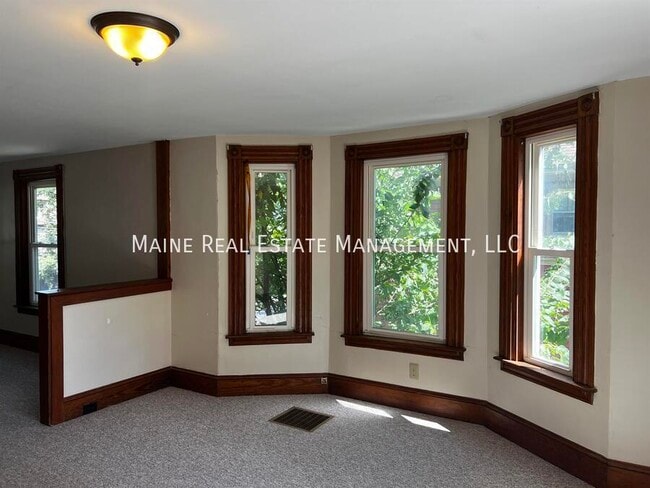 Building Photo - 40 Dillingham St