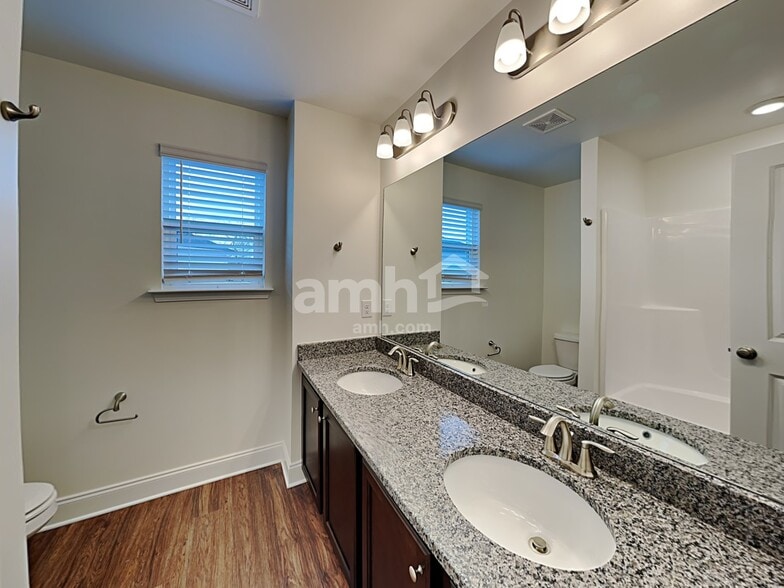 Building Photo - 1364 Lomond Dr