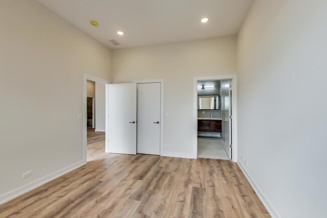 Building Photo - 2827 N Clybourn Ave