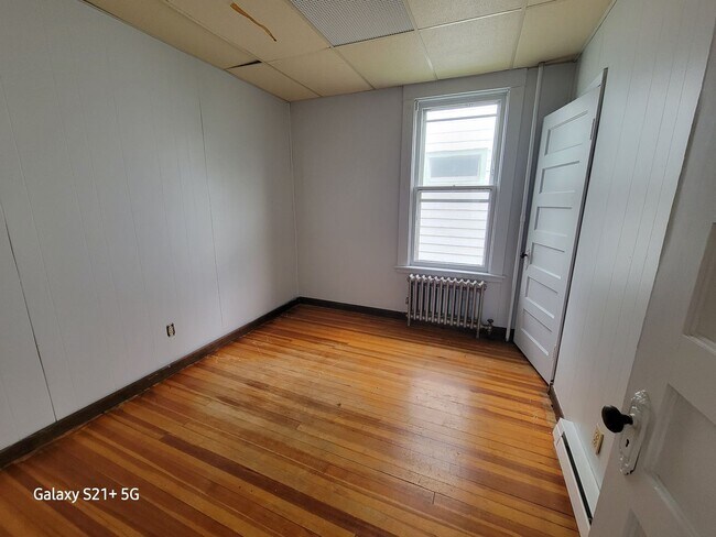 Building Photo - Spacious 3/4 bedroom on a quiet Street