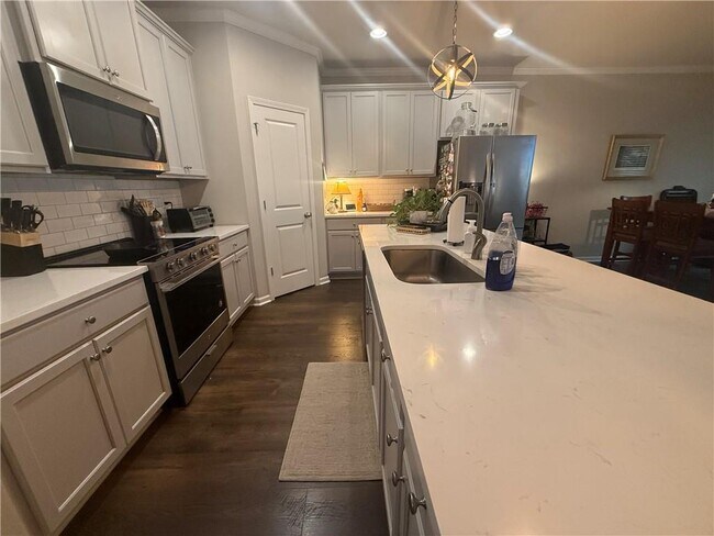 Building Photo - 5639 Parkview Ln