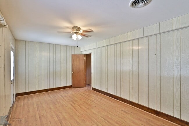 Building Photo - 3 bed/1.5 bath, 2 living home