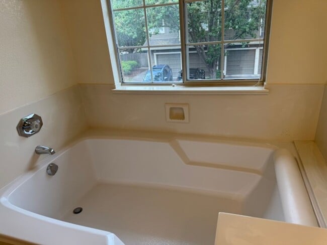 Building Photo - Wonderful 3 bedroom Tri-level townhome wit...
