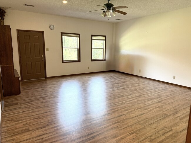 Building Photo - 124 Oak Bend Loop