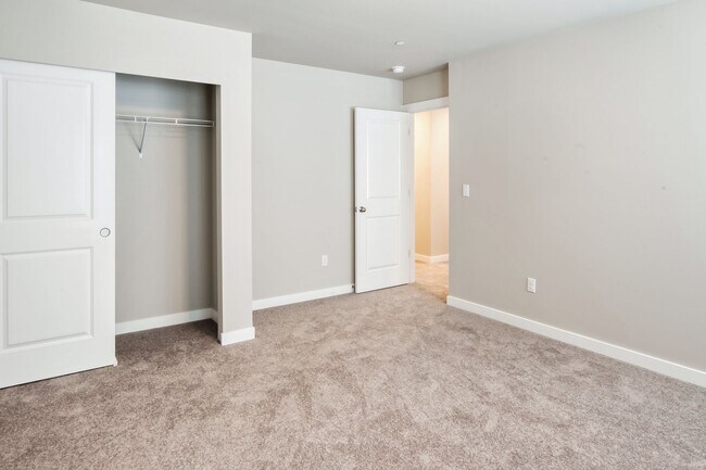 Building Photo - Modern 5bd 2.5ba