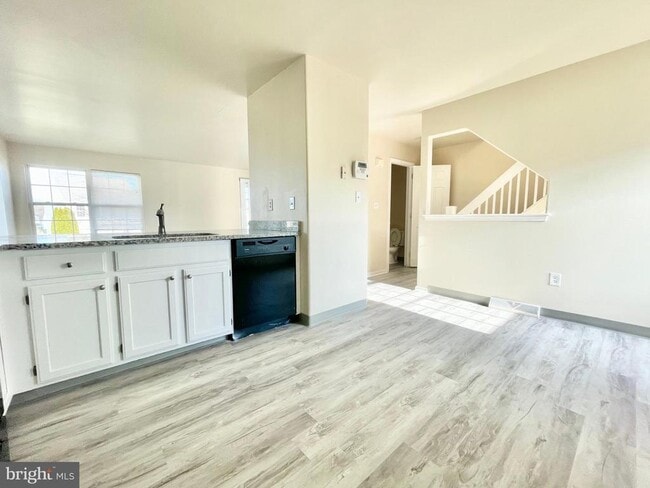 Building Photo - 229 Northdown Dr