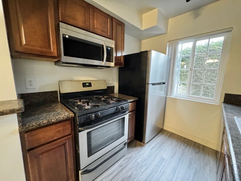 Building Photo - 3728 S Bentley Ave