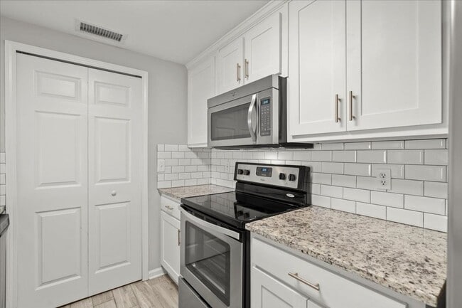 Building Photo - 2bd/2bth in sought after Grandview Condominiums in the heart of Buckhead!