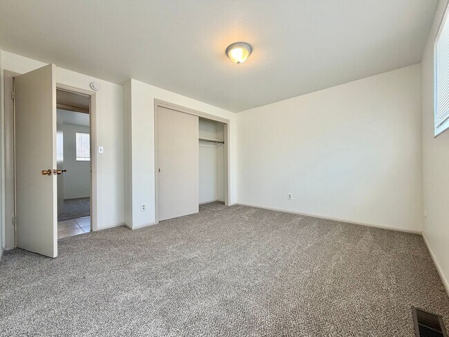 Building Photo - 522-528 N 200 E