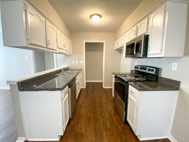 Building Photo - 3 bed, 2 bath in Horn Lake (ss appliances, fresh paint)