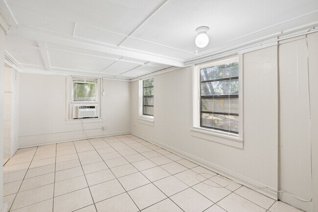 Building Photo - 2242 23rd Ave S