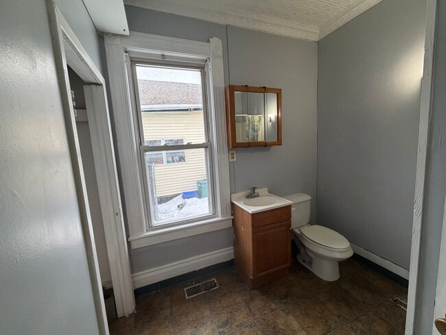 Building Photo - 121 Schiller Ave