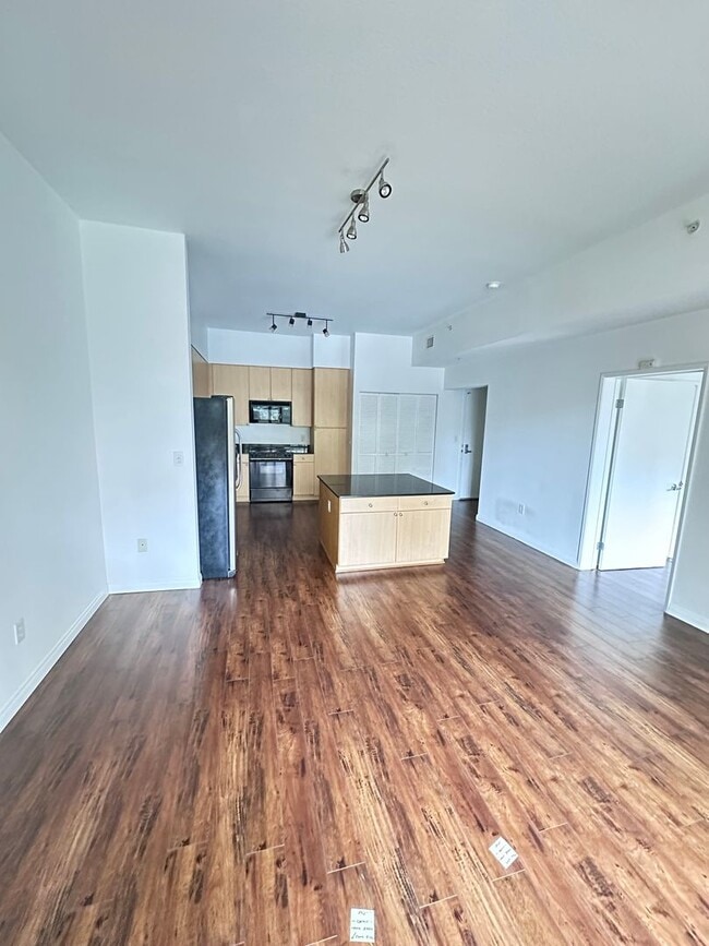 Building Photo - Modern Downtown Long Beach Condo with Ocea...