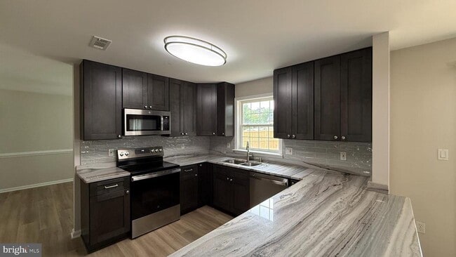 Building Photo - 10100 Bellevue Ct