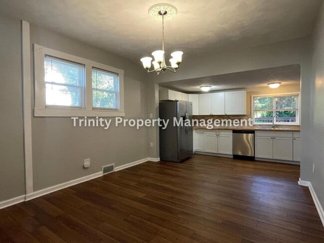 Building Photo - 309 Hedge St