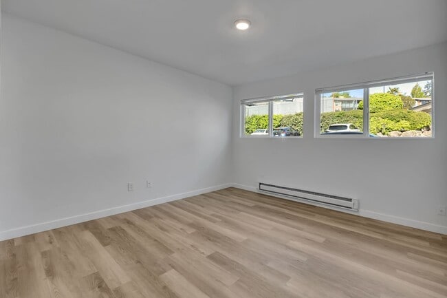 Building Photo - Light & Bright Tukwila Condo