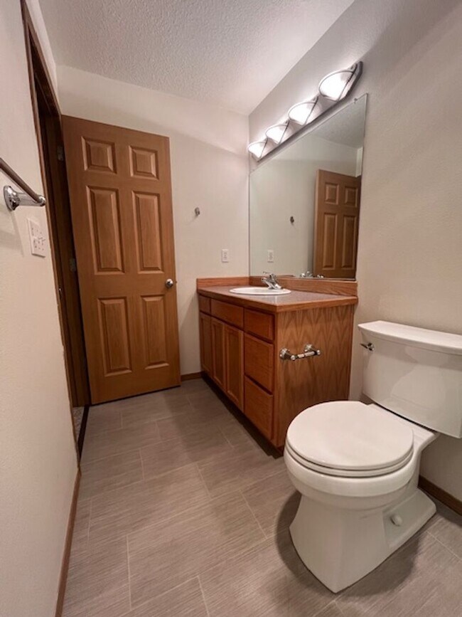 Building Photo - 3 Bedroom Town Home Gresham