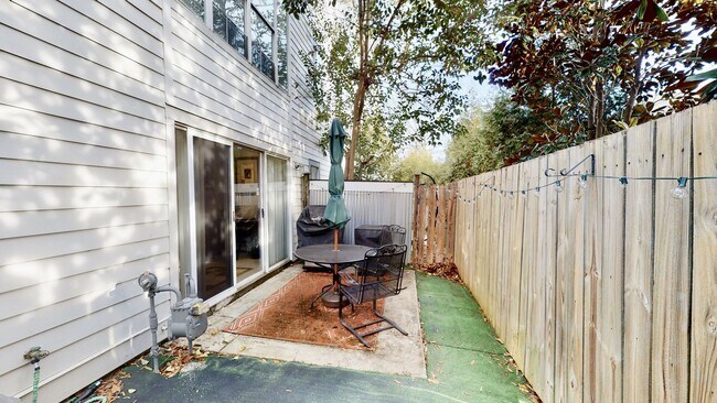 Building Photo - 2061 Atherton Heights Ln