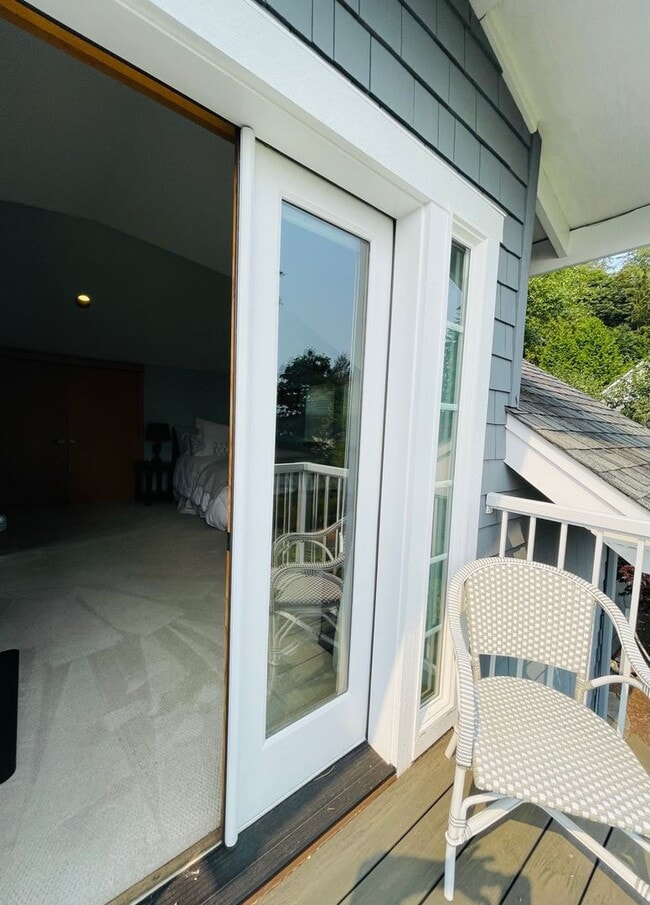 Building Photo - This gorgeous Bainbridge home is available starting mid July