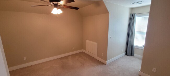 Building Photo - 3 bedroom 2.5 bath / Community pool / 2 ca...