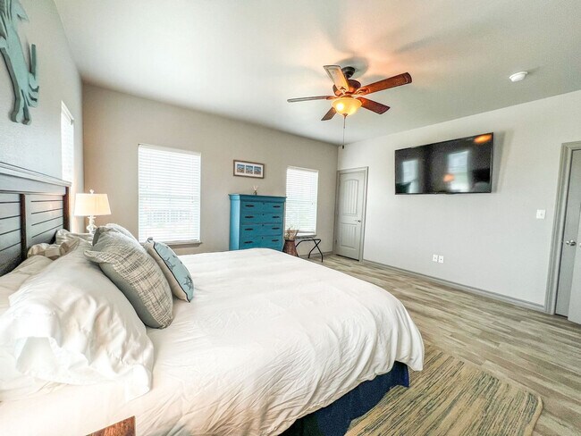 Building Photo - 4037 Summit Dr