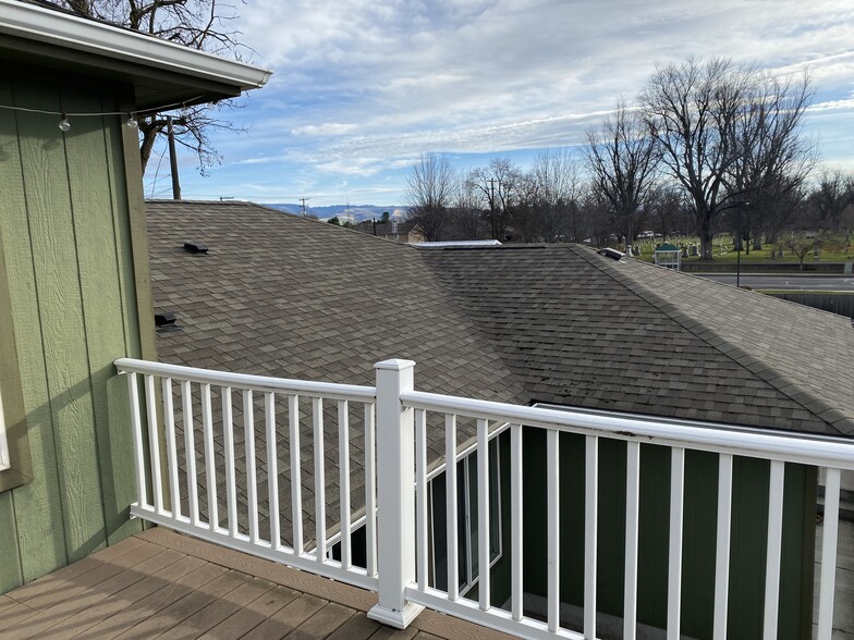 Can see a partial view of the Blue Mountains from front and back balcony - 2122 Howard St