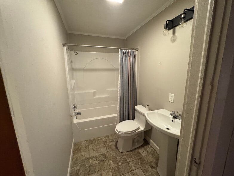 Building Photo - 116 Stewart St