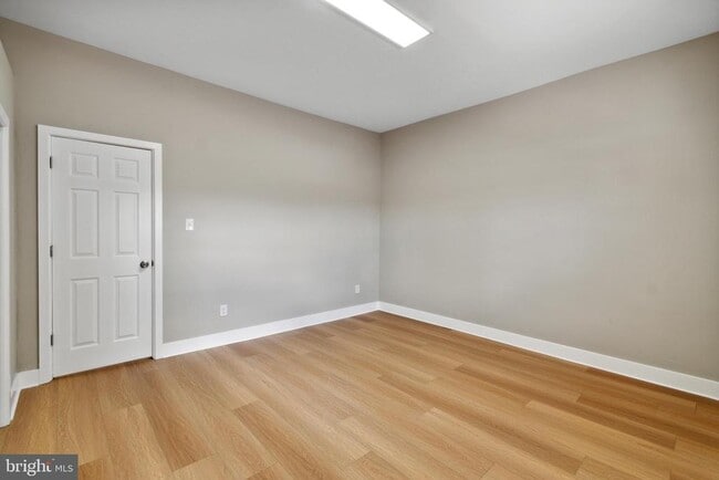 Building Photo - 417 W Elm St