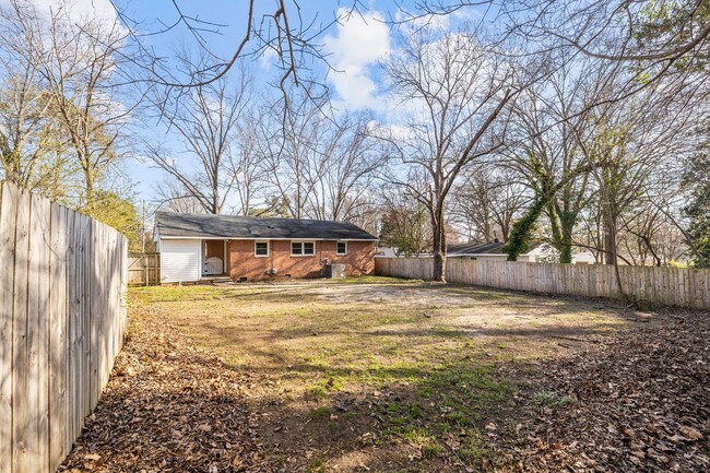 Building Photo - Beautiful 3BR Home in SE Raleigh - Fully Renovated + HUGE Fenced in Yard!