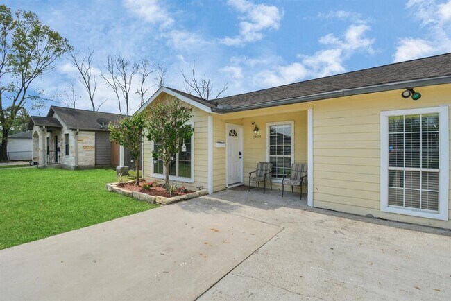 Building Photo - 1404 Briarwood Dr