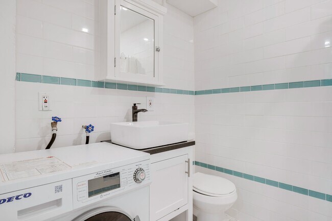 Building Photo - 384 Keap St