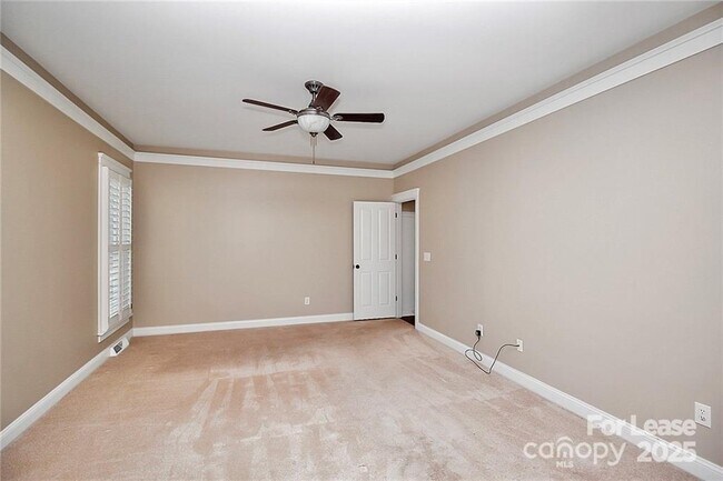 Building Photo - 2300 Mirow Pl