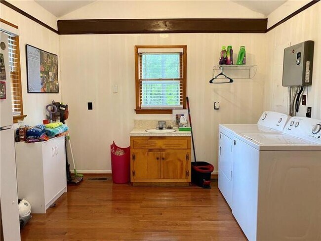 Building Photo - 10102 White Oak Rd, Ford, VA 23850, USA