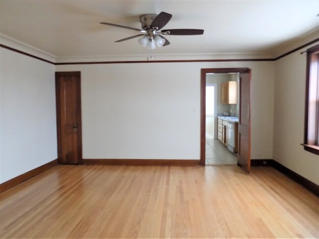 Building Photo - 328 Green Bay Rd