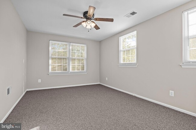 Building Photo - 560B Thrush Ct