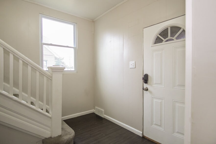 Building Photo - 1217 Main St