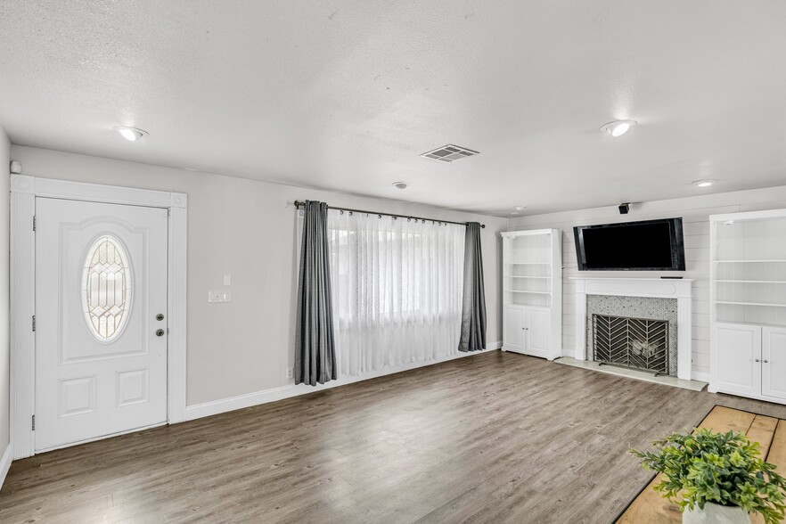 Spacious Living Rooom - 1880 N Greengrove St