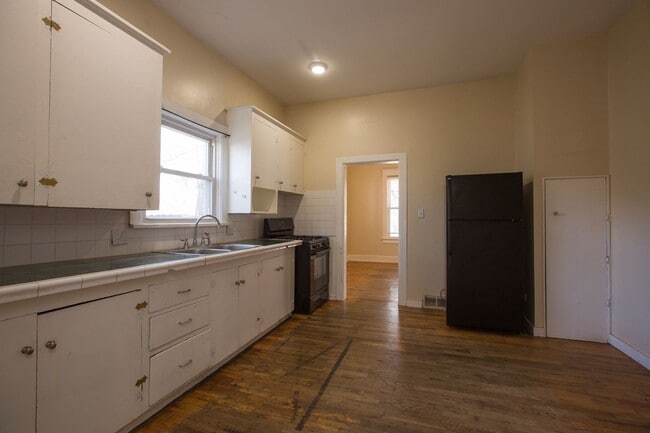 Building Photo - Charming Old Town Bungalow!