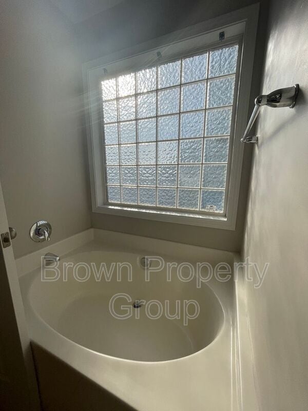 Building Photo - 370 Fairfield Cir