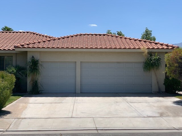 Double garage - 2481 Verna Ct