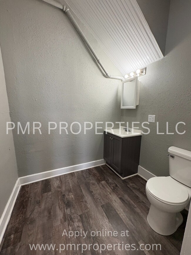 Building Photo - 3 Bedrooms / 1.5 Bathroom House