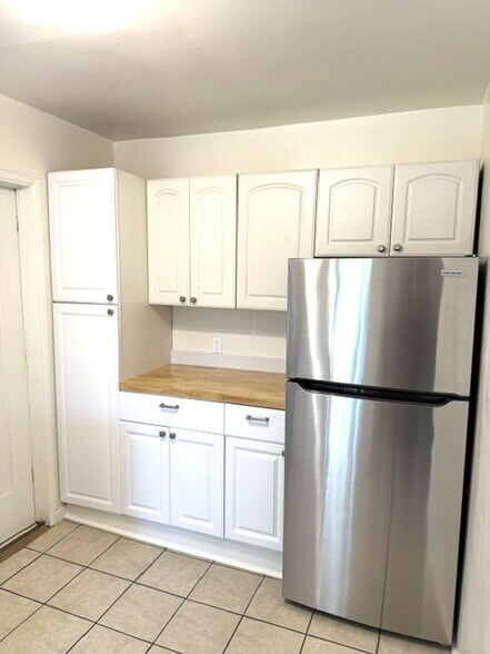 Building Photo - 2141 Beachwood Ter