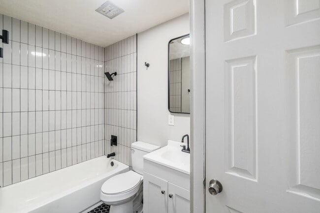 Building Photo - 721 Reinhard Ave