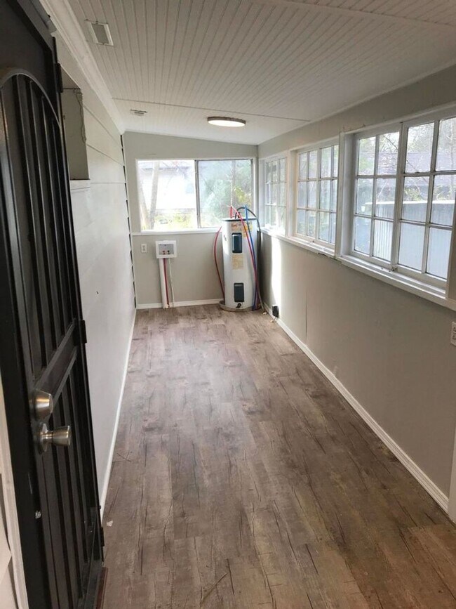 Building Photo - 3 Bedroom House