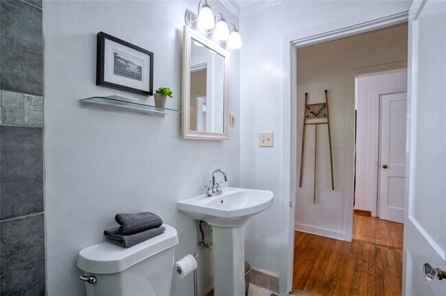 Building Photo - 883 Amsterdam Ave NE