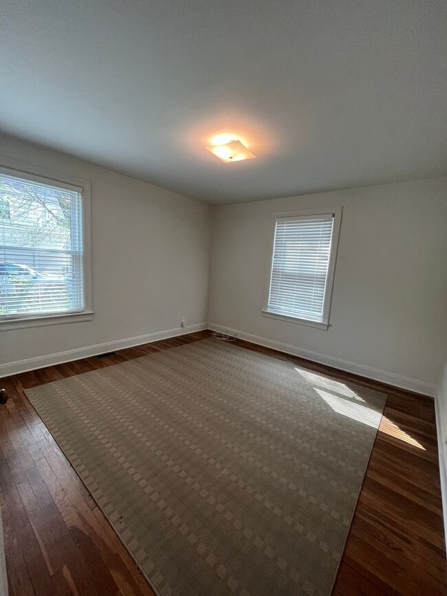 Building Photo - Renovated 2 Bedroom/ 1 Bath Duplex minutes to 12th South, Lipscomb, Belmont and Vandy with 2 Car ...