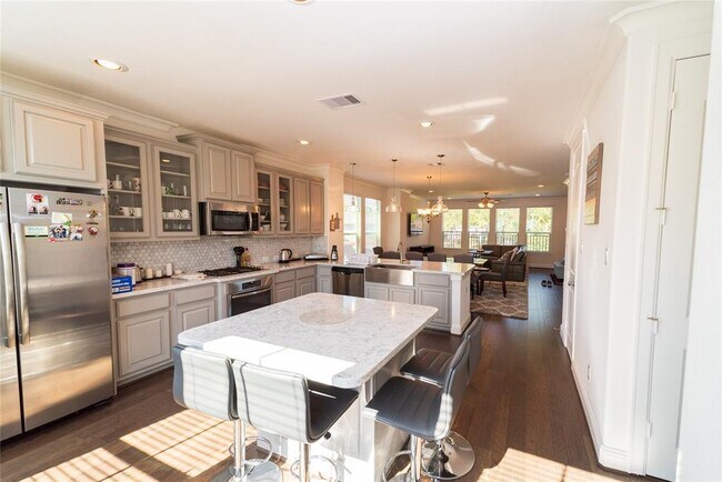 Building Photo - 9926 Spring Shadows Park Cir