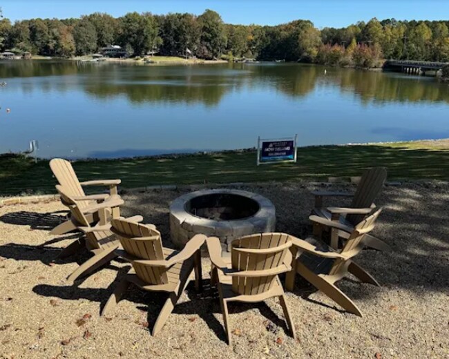 Building Photo - Beautiful lakefront living in Sherrils Ford