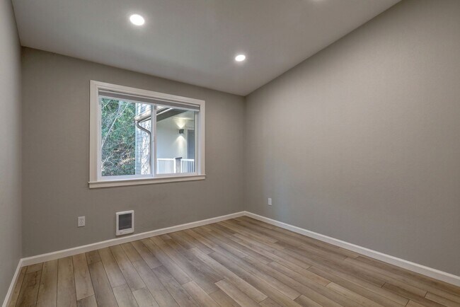 Building Photo - Spacious 2bd + DEN, 1.75ba Condo available in the heart of Issaquah!